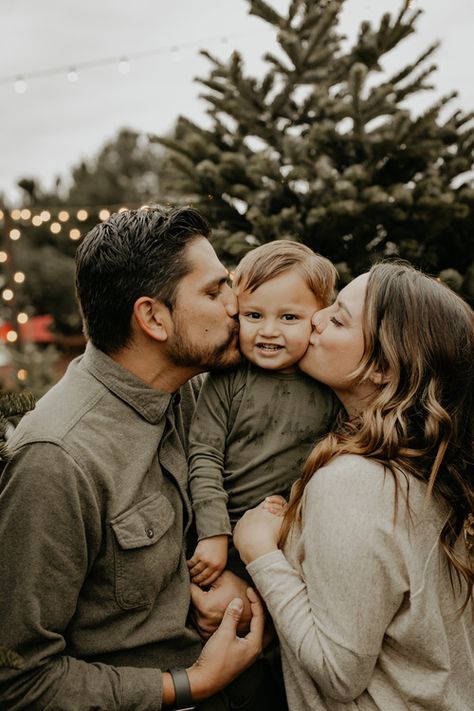 Card Poses, Christmas Tree Photoshoot, Christmas Tree Farm Pictures, Tree Farm Photo Shoot, Christmas Tree Farm Photo Shoot, Poses For Photographers, Winter Family Photoshoot, Christmas Tree Farm Photos, Christmas Poses