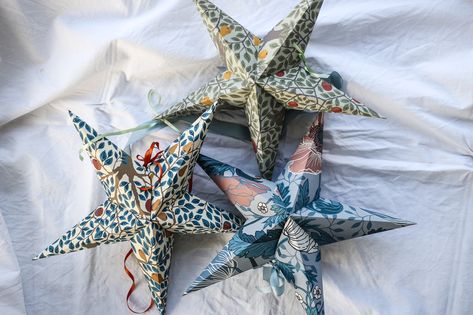 JULSTJÄRNA AV TAPET — Hanna Wendelbo Design Vika Papper Jul, Origami Christmas Ornament, Christmas Card Wishes, Navidad Natural, Diy Christmas Star, Hantverk Diy, Wallpaper Crafts, Paper Christmas Ornaments, Paper Christmas Decorations