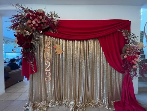 Red Black Gold Curtain Backdrop, Red And Gold Wedding Backdrop, Red And White Photo Backdrop, Red And White Backdrop Ideas, Ruby Party Decorations, Red And Silver Backdrop, Red And Gold Backdrop Ideas, Foil Curtain Backdrop Ideas Christmas, Xmas Backdrop Ideas