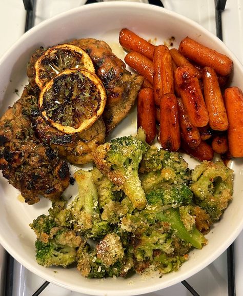 honey lemon garlic&herb chicken, caramelised carrots and roasted parmesan crusted broccoli Wellness Food Healthy Eating, Turkey Healthy Meals, Dinner Rotation Ideas, 75 Hard Food Ideas, Quick Easy Healthy Meals For Dinner, Low Calorie Whole Food Recipes, Healthy Pretty Food, 75 Hard Meal Ideas, Gut Friendly Dinner