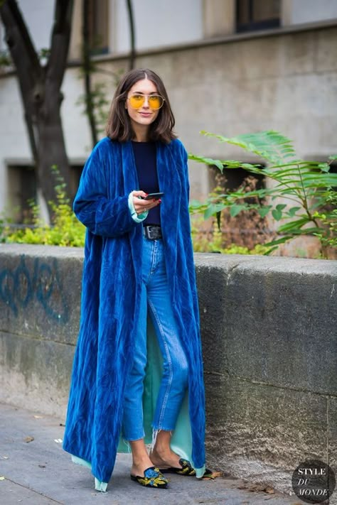 royal blue fur coat for winter (preferably faux fur for me). Diletta Bonaiuti, Sandakan, Street Style 2017, Mode Boho, Looks Street Style, Mode Inspo, 가을 패션, Mode Vintage, Street Chic