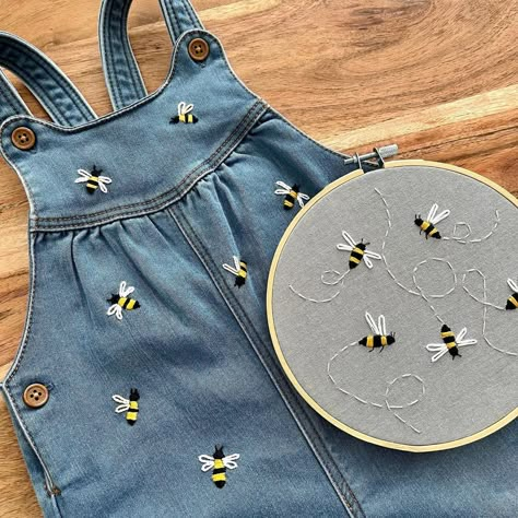 Embroidery Bumble Bee, Bees Embroidery, Honey Bee Embroidery, Bumblebee Embroidery, Bumble Bee Embroidery, Diy Embroidery Shirt, Bee Embroidery Design, Embroidery Napkins, Embroidered Bee