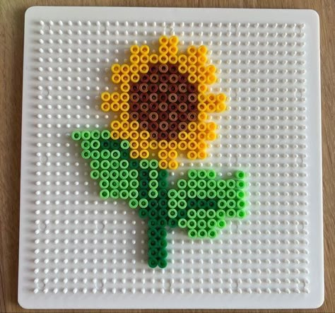 Yellow Perler Beads Ideas, Perler Sunflower, Bead Melt Ideas, Pearl Beads Pattern Disney, Perler Beads Flower Pattern, Things To Make With Melty Beads, Peeler Bead Flower, Advanced Perler Bead Patterns, Sunflower Perler Bead