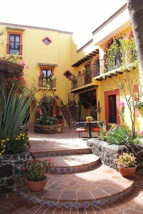 Mexican Style Homes, Style Hacienda, Mexican House, Hacienda Homes, Houses In Mexico, Hacienda Style Homes, Mexico House, Modern Mexican, Pintura Exterior