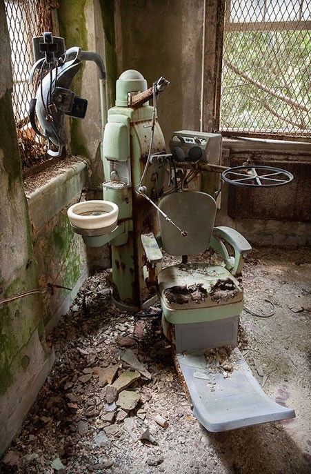 from Jeremy Harris' series documenting abandoned mental hospitals and asylums (via DeMilked) Old Abandoned Buildings, Mental Asylum, Abandoned Asylums, Insane Asylum, Abandoned Hospital, Creepy Places, Psychiatric Hospital, Old Places, Abandoned Things