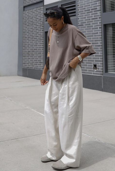 Baggy Neutral Outfit, Modest Fits For Summer, Oversize Pants Outfit Women, Regular Outfits Casual Simple, Simple Clean Outfits, Neutral Tone Outfits, Oversized Tee Outfit, Back Outfit, Home Wear Women Summer