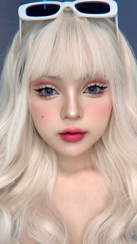 I’m a barbie girl 💗 #makeup #makeuplook #makeuptips #minxinhmakeup #reviewlamdep #goclamdep #barbie #barbiegirl #barbiemakeup… | Instagram Barbie Look Makeup, Barbie Makeup Look Doll, Maquillaje Egirl, Make Up Barbie, Doll Makeup Look, Barbie Makeup Look, Cute Doll Makeup, Doll Make Up, Makeup Barbie