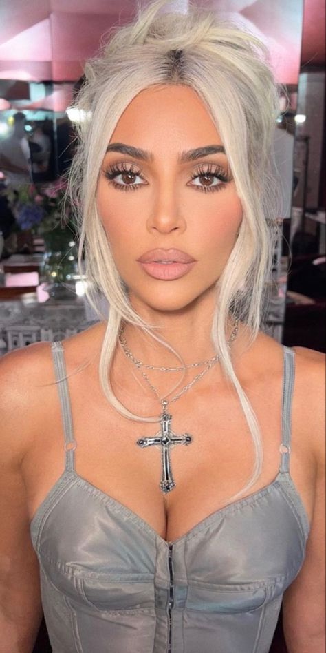 Kim K Met Gala Makeup, Kim K Eyeshadow Looks, Kim Kardashian 90s Makeup, Makeup Looks Kardashian, Kim K Glam Makeup, Kim K Short Blonde Hair, Kim Kardashian Full Glam Makeup, Kim K Met Gala Hair, Kim Kardashian Make Up Looks