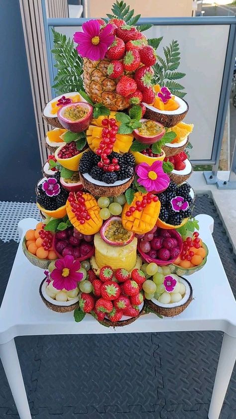 Fruit Presentation, Fruits Decoration, Fruit Platter Designs, Decorações Com Comidas, Fruit Displays, Fiesta Tropical, Party Food Buffet, Fruit Display, Charcuterie Inspiration