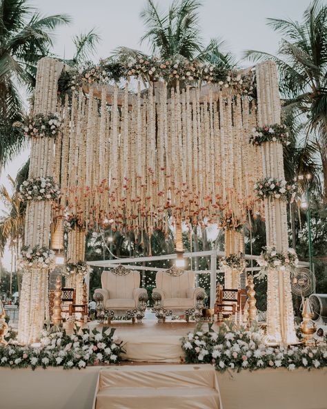 Did someone said Pinterest inspo decor? Because We heard it 💕 Creating magical moments with elegant touches ✨ Our wedding decor brings your dream day to life with timeless beauty and charm 🌟 Bookings Open for 2024-25 💫 Event design & Manage by - @hastmelap_weddings Event production by - @bhaktievents_pravinthakkar Decor by - @amirajevents LED solution by - @daxeshnagar Dancers by - @b2d_entertainment_ @vjsnehal @abhishek_bhavsar4041 . . . . . . #weddingreel #indianwedding #wedding... Day Wedding Mandap Decor, Wedding Vidhi Mandap, Varmala Ideas, Open Mandap, Rooftop Wedding Decor, Wedding Installation, Vidhi Mandap, Night Wedding Reception, Day Wedding Decor