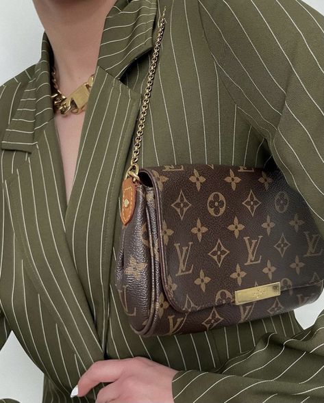 Lv Monogram Bag, Lv Favorite Mm, Louis Vuitton Favorite Mm, Favorite Mm, Louis Vuitton Favorite, Louis Vuitton Multi Pochette, Louis Vuitton Collection, Girly Bags, Pretty Bags