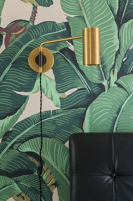 Manhattan Apartment, Brass Light, Painted Walls, Graphic Wallpaper, Green Interiors, Tropical Style, Leaf Decor, Decor Trends, Leaf Wallpaper