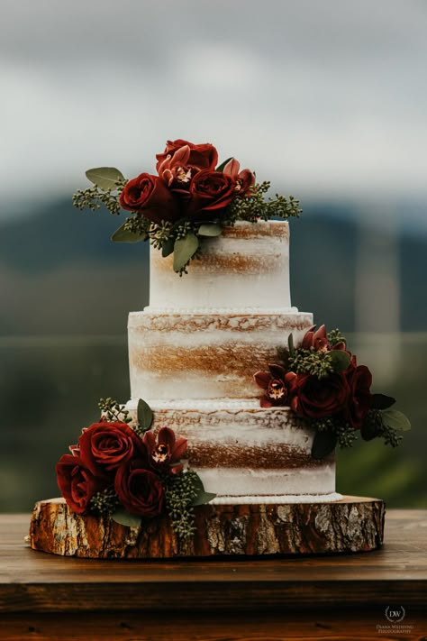 Rustic Wedding Cake Burgundy, Rustic Style Wedding Cakes, Rustic Themed Wedding Cake, Rustic Fall Wedding Ideas Burgundy, Burgandy Western Wedding, Western Cakes Wedding, Rustic Western Wedding Cake, Rustic Burgundy Wedding Cake, Red Rustic Wedding Theme