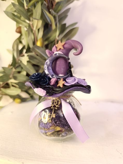 Clay Crafts Decoration, Polymer Clay Witch Hat, Witchy Clay Crafts, Polymer Clay Witch, Magic Crafts, Clay Jar, Halloween Clay, Diy Air Dry Clay, Witch Diy