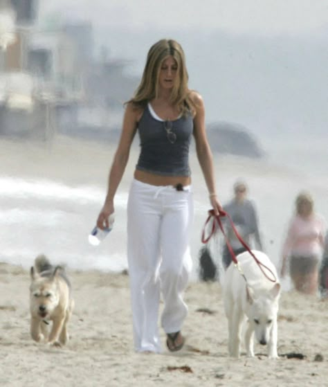 Jennifer Aniston on the beach in LA, 2018.. Jennifer Aniston 90s, Jennifer Anniston Style, Jeniffer Aniston, Rachel Green Style, Rachel Green Outfits, 00s Style, Jenifer Aniston, Jennifer Aniston Style, Jen Aniston