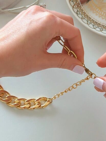 Get more use out of your jewelry with this easy, genius jewelry hack. Create a necklace out of two bracelets! 🔗 ( video here)Picture this: you're getting ready to go to a friend's party and have a bracelet that would make the PERFECT necklace to complete your look. But a bracelet is way too small to fit as a necklace. If you have two bracelets with detachable clasps or hooks, you can easily turn that bracelet into a necklace. Simply attach one bracelet to the other and you you've got a… Jewelry Hacks, Make A Necklace, Bold Statement Necklaces, Simple Bracelets, Friends Party, A Bracelet, A Necklace, Chain Bracelet, Jewelry Ideas