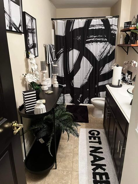 Black Wall Decor Bathroom, Apartment Bathroom Decor Ideas Black And White, Black Art Bathroom, Black Shower Decor, Black Ceiling White Walls Bathroom, Black And White Bathroom Ideas Apartment, Cute Apartment Ideas For Couples Bathroom, Bathroom Ideas Grunge, Black And White Bathroom With Plants