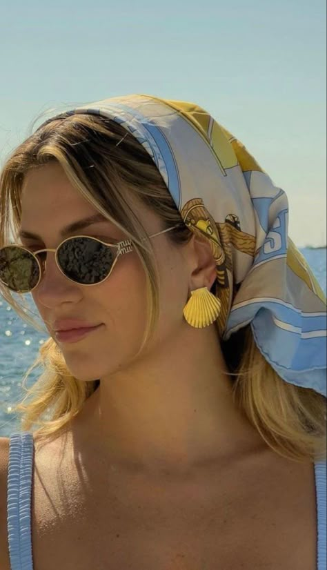 Beach Look Aesthetic, Beach Bandana Outfit, Head Scarf Summer Outfit, Beach Bandana Hair, Beach Body Aesthetic Outfit, Boat Cruise Outfits For Women, Bandana Beach Outfit, Head Bandana Outfit, Beach Head Scarf