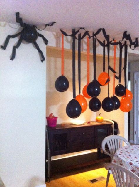 Halloween Kid Decorations, Office Halloween Party Decorations, Halloween Party For Kids Decorations, Halloween Themed Birthday Party Games, Halloween Streamers Decorations, Halloween Work Decorations, Simple Halloween Party Decor, Hallowen Decoraciones Diy, Ideas Para Decorar Halloween