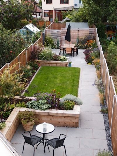 A grown up contemporary space for a busy, professional couple. Small Backyard Garden, Narrow Garden, نباتات منزلية, Back Garden Design, Small Backyard Gardens, Outdoor Gardens Design, Backyard Garden Design, Small Space Gardening, Small Garden Design