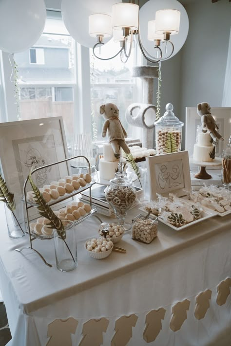 Baby Shower Themes Neutral, Baby Shower Decorations Neutral, Decoration Buffet, Classy Baby Shower, Baby Shower Dessert Table, Idee Babyshower, Baby Shower Table Decorations, White Baby Showers, Baby Shower Theme Decorations