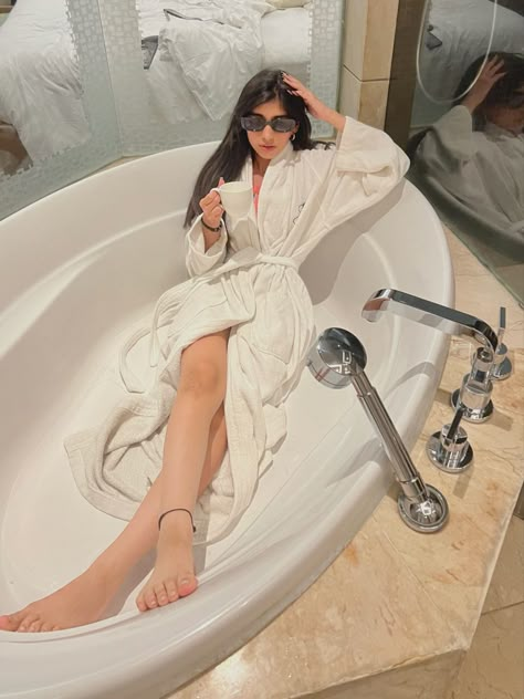 Photo Shoot In Bathtub, Bath Tub Selfies, Hotel Tub Photoshoot, Staycation Photoshoot Ideas, Pose In Bathtub, Jacuzzi Photoshoot Ideas Women, Bathroom Shoot Ideas, Bathtub Photo Ideas, Bathtub Selfie Ideas