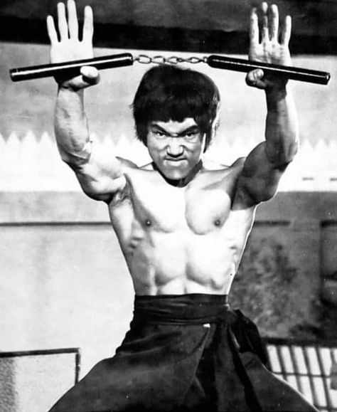 Bruce Lee Body, Bruce Lee Chuck Norris, Bruce Lee Kung Fu, Bruce Lee Poster, Bruce Lee Pictures, Hidden Dragon, Bruce Lee Art, Bruce Lee Martial Arts, Kung Fu Movies