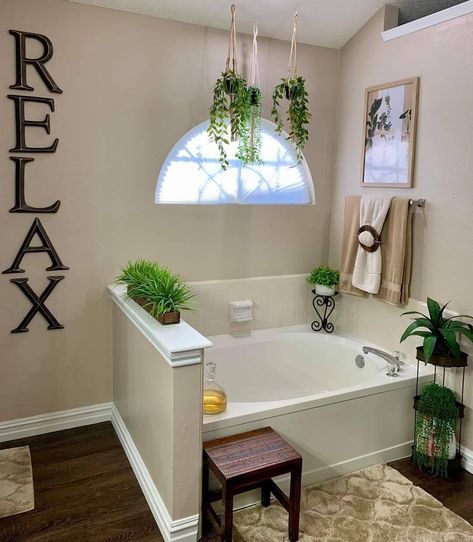 Bathtub Corner Decor, Spa Tub Decor Ideas, Jacuzzi Tub Bathroom Master Bedrooms, Garden Tub Decor, Bathtub Wall Decor, Tub Decorating Ideas, Jacuzzi Tub Bathroom, Corner Garden Tub, Bathroom Decor Storage