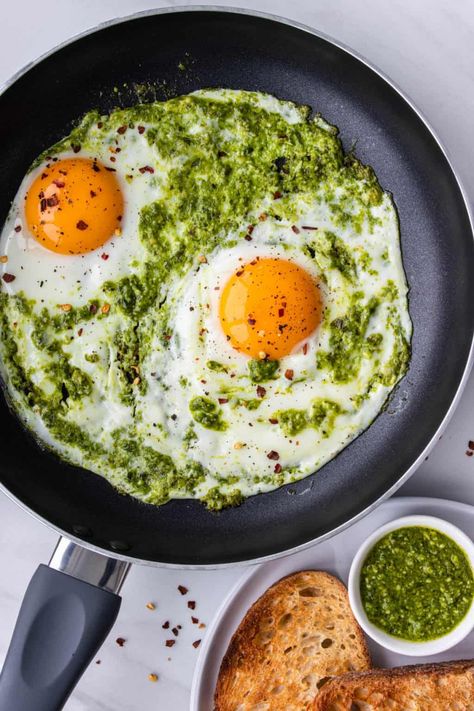 Pesto Eggs, Fried Eggs, Breakfast Brunch Recipes, Egg Recipes, Food For Thought, Brunch Recipes, Savoury Food, Skillet, Food Inspiration