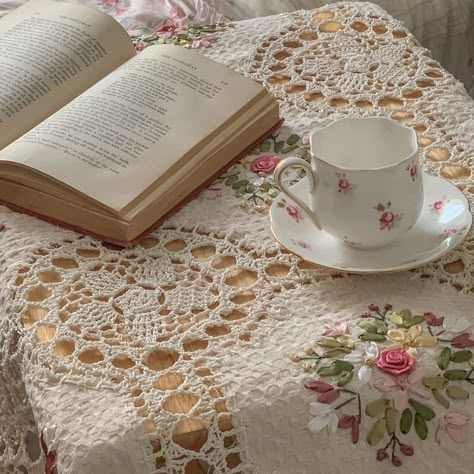 Dolette Coquette, Grandma Core Aesthetic, Grandma Aesthetic, Cottage Aesthetic, Romantic Academia, Grandma Core, Vintage Teacups, Book Vintage, Grandmas House