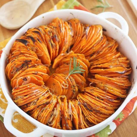 CRISPY ROASTED ROSEMARY SWEET POTATOES Recipe - (4.2/5) Rosemary Sweet Potatoes, Crispy Sweet Potato, Thanksgiving Sides, Idee Pasto Sano, Thanksgiving Side Dishes, Sweet Potato Recipes, Veggie Dishes, Casserole Dish, Yummy Sides