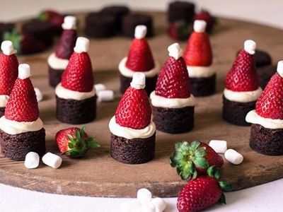 Why make regular brownies when you can add a Santa hat? These sweet little treats are not only delicious with their winning combo of strawberries and chocolate, but they look amazing and are a breeze to make. Light Christmas Dessert, Baking Envy, Mini Christmas Desserts, Traditional Christmas Desserts, Healthy Holiday Desserts, Easy Dessert Recipes Christmas, Christmas Dessert Table, Christmas Truffles, Best Christmas Desserts