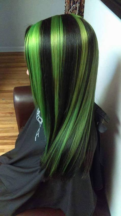 Skunk Hair, Hair Color Streaks, Hair Streaks, Dyed Hair Inspiration, Pretty Hair Color, Alternative Hair, Scene Hair, Dye My Hair, Hair Dye Colors