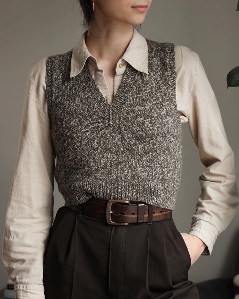 Collared Shirt And Sweater Outfit, Mode Style Anglais, Queer Culture, Academia Outfits, Collared Shirts, Academia Fashion, Vest Outfits, Looks Chic, Professional Outfits