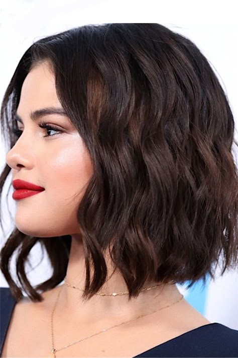 Selena Gomez Hairstyle Medium Bob Synthetic Hair Lace Front Wig Choppy Bobs, Selena Gomez Hair, Wavy Bob Hairstyles, Penteado Cabelo Curto, Curly Bob Hairstyles, Blonde Bobs, Trending Hairstyles, Red Lipstick, Short Bob Hairstyles