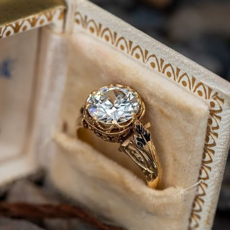 Ring Redesign, Antique Style Engagement Rings, Inexpensive Jewelry, Vogue Vintage, Engagement Ring Ideas, Antique Engagement Ring, Engagement Ring Diamond Cut, Jewelry Aesthetic, Antique Engagement