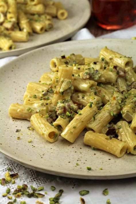 Pasta With Pistachios, Pistachio Pasta Sauce, Positano Pasta, Sicilian Spaghetti, Pistachio Sauce, Mangia Bedda, Sicilian Pasta, Pasta Ideas, Pancetta Pasta