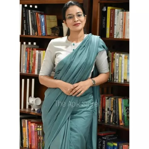 Formal Cotton Saree, Mul Mul Cotton Saree Blouse Designs, Official Sarees For Women, Formal Blouse Designs For Saree, Professional Saree Look, Cotton Saree Styling, Professional Saree, Mul Mul Cotton Saree, Office Wear Saree