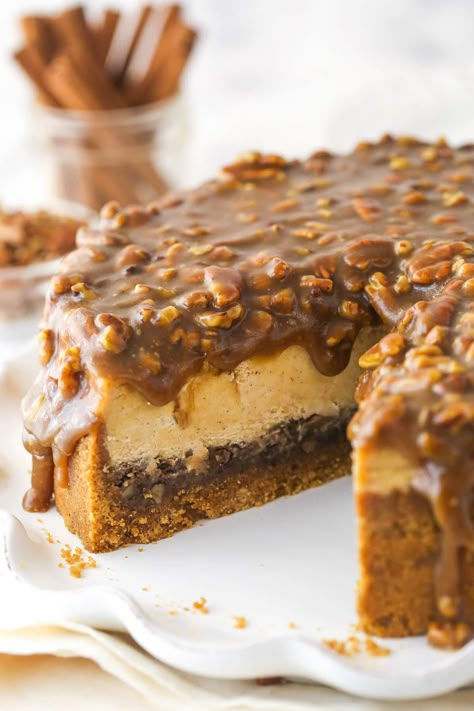 Pecan pie and cheesecake together? I'm in! This pecan pie cheesecake combines all of the goodness of classic pecan pie with a smooth, creamy cinnamon cheesecake filling. It's perfect for the holidays. Life Love And Sugar, Classic Pecan Pie, Cinnamon Cheesecake, Pecan Pie Cheesecake, Pie Cheesecake, Cheesecake Filling, Cheesecake Desserts, Pecan Pie, Eat Dessert