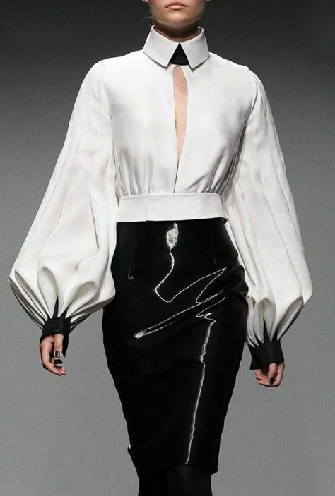 These sleeves are stunning! Sewing sleeves inspiration for sure! #sewing #sleeves #sewinginspiration #womenfashion White Shirt Runway, Fashion Runway, Fashion Weeks, Moda Vintage, Fashion Winter, Puffed Sleeves, Yohji Yamamoto, Mode Inspiration, White Fashion