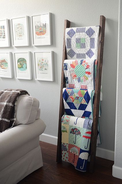 Quilt ladder on Camille Roskelley's blog | Flickr - Photo Sharing! Vintage Ladder Decor, Wooden Blanket Ladder, Quilt Ladder, Quilt Hangers, Vintage Ladder, Quilt Display, Diy Blanket Ladder, Quilt Rack, Quilting Room