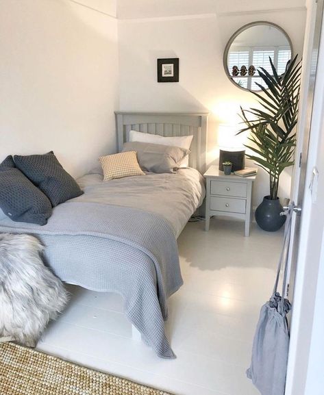 💌@JooniesStarChild Small Guest Bedroom, Small Apartment Bedrooms, Natural Bedroom, Small Bedroom Designs, Single Bedroom, Small Bedroom Decor, Small Room Design, Comfortable Bedroom, Tiny Bedroom