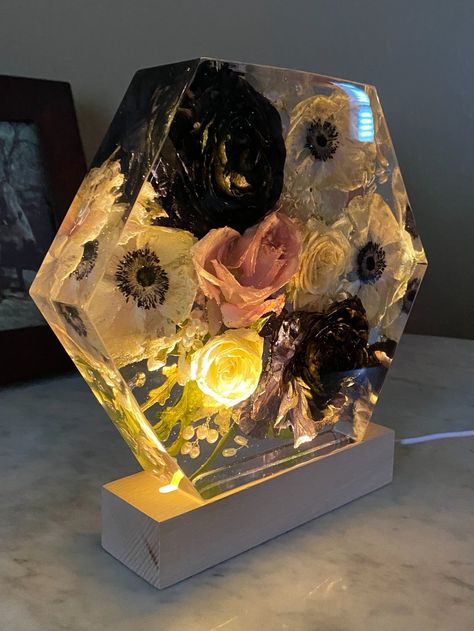 Preserve Flowers Resin, Resin Flower Preservation Ideas, Resin Flowers Preservation, Resin Art With Wedding Flowers, Preserve Dried Flowers, Resin Preserved Flowers, Flowers Resin Art, Resin Art Flower, Epoxy Flowers