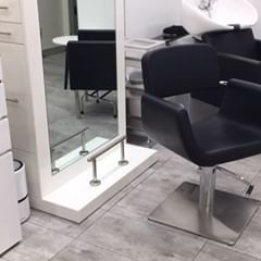 Patricia Nikole/ Hairpainting (@paintedhair) • Instagram photos and videos Beauty Salon Stations, Hair Salon Stations, Hair Salon Furniture, Salon Styling Stations, Barber Shop Interior, Salon Mirrors, Hair Salon Design, Hair Salon Interior, Salon Suites Decor