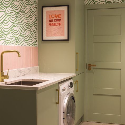 Colourful Utility Room, Utility Room Colours, Colourful Laundry Room, Small Utility Room With Toilet, Lake House Laundry Room, Utility Room Ideas, Splashback Ideas, Garage Utility, Transitional Laundry Room