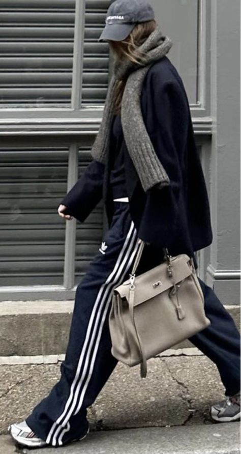 Looks Adidas, Track Pants Outfit, Look Adidas, Looks Party, Mode Casual, Looks Street Style, Adidas Outfit, Outfit Trends, Mode Inspo