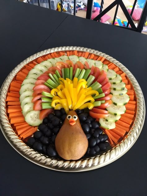 Thanksgiving Turkey Veggie Tray, Turkey Shaped Veggie Tray, Turkey Charcuterie Board Ideas, Thanksgiving Themed Snacks, Thanksgiving Vegetable Tray, Turkey Vegetable Tray, Turkey Charcuterie Board, Turkey Veggie Platter, Thanksgiving Veggie Tray