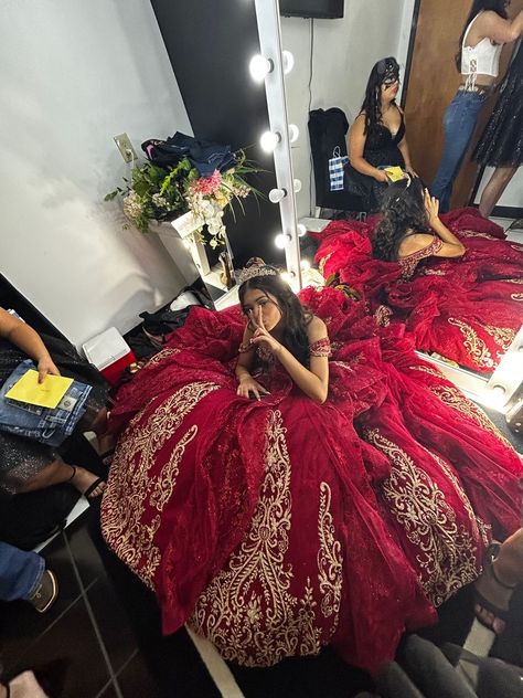 Quince Dresses Black And Red, Quinseñeras Dress Red, Red Quince Aesthetic, Burgundy Red Quince Dresses, Red Quinceanera Dresses With Bow, Quince Pic Ideas, Red And Gold Quinceanera Dresses, Dark Red Quinceanera Dresses, Sweet 16 Ball Gowns