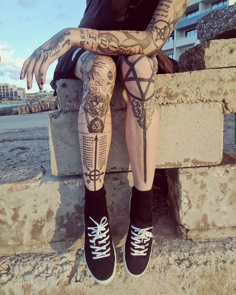 shellydinferno: “@willsveganshoes 🖤 Malta ” Heartagram Tattoo, Goth Tattoo, Yakuza Tattoo, Wicked Tattoos, Inspiration Tattoos, Style Indie, Geniale Tattoos, Knee Tattoo, Halloween Tattoos