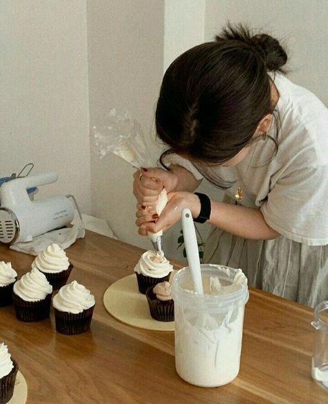 Girl Cooking Aesthetic Faceless, People Baking Aesthetic, Baking Lifestyle Photography, Baking Outfit Aesthetic, Cooking Aesthetic Photography, Girl Cooking Aesthetic, Aesthetic Baking Photos, Hobbies Pictures, Cooking Aesthetic Girl